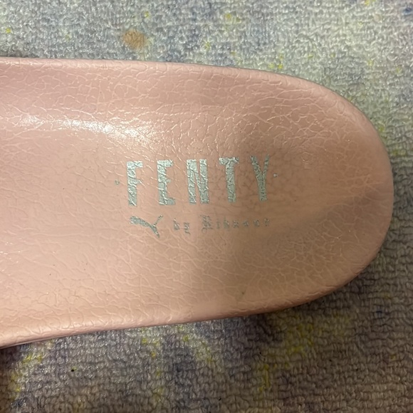 đź’ĄPRICE DROPđź’ĄFenty slides by Rihanna with show box - Picture 3 of 6